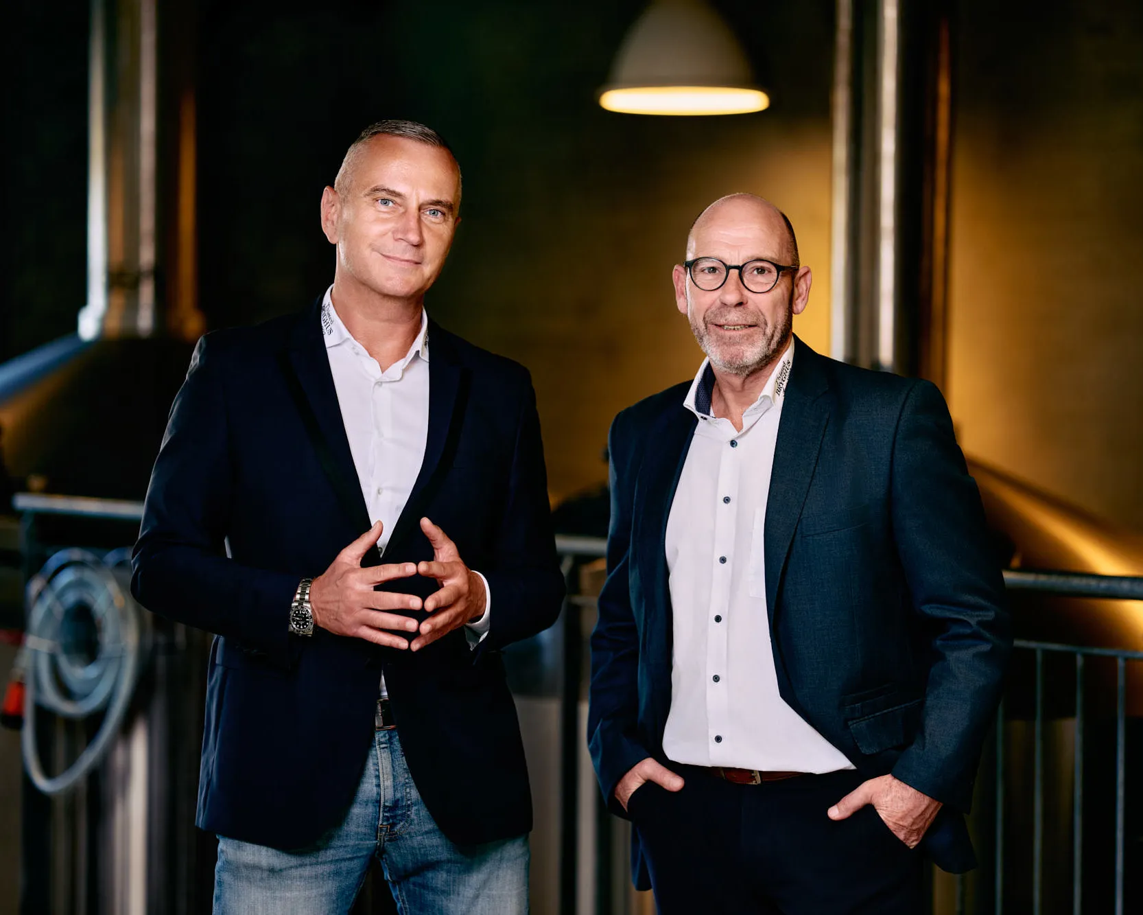 Thisted-bryghus-medlemmernes-favorit-oel Salgschef Stefan Daugbjerg og adm. direktør Aage Svenningsen står side om side i bryggeriet med kobberkedler i baggrunden.